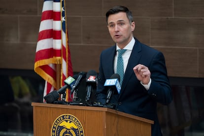 El fiscal general de Oregón, Dan Rayfield, durante una conferencia de prensa en la oficina del Departamento de Justicia de Oregón en Portland, este miércoles.