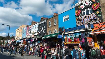 Visitantes en las tiendas de Camden Town.