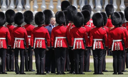 Donald Trump pasa revista a la Guardia Real en los jardines del Palacio de Buckingham, en el primer día de su visita de Estado a Reino Unido.