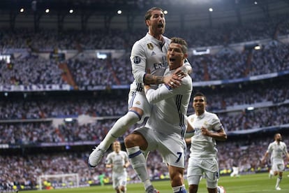 Los jugadores del Real Madrid celebran uno de los goles frente al Atlético