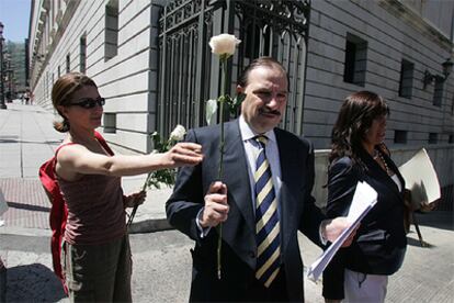Martínez Pujalte recibe una rosa de una integrante de la Unión de Actores a la entrada del Congreso.