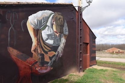 Almarail y Caltojar: forja, murales y una réplica del ‘Guernica’. Almarail es un museo al aire libre gracias al proyecto ‘Almarail... esCultural’, que nació en 2012 y se nutre de las donaciones altruistas de los artistas participantes. Murales, conjuntos escultóricos y trabajos en forja como ‘Vida cotidiana’, que es la pieza de acero forjado donada en 2022 por el artista soriano Miguel Ángel Sánchez Sanz: representa a una mujer sentada en un poyo. A unos 65 kilómetros de allí se alza Caltojar, convertido en otro pueblo mural gracias a que en 1981, un “ejército de aficionados a Picasso” (así tituló la noticia ‘The New York Times’) homenajeó al artista malagueño en el centenario de su nacimiento pintando réplicas de sus cuadros: arlequines, autorretratos, ‘Las señoritas de Avignon’ y un ‘Guernica’ que quedó terminado dos semanas antes de que el original regresara a España. En 2014, los vecinos volvieron a repintar sus 51 murales, desvaídos ya por el sol y la lluvia.