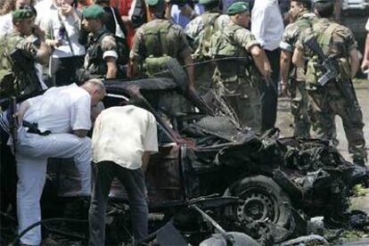 La policía inspecciona los restos del coche bomba que ha explotado esta tarde en Beirut, la capital de Líbano.