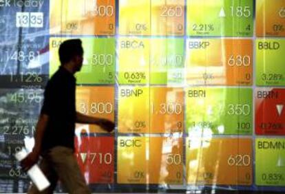 Un trabajador indonesio camina junto a una pantalla electrónica con las cotizaciones en Bolsa de Valores de Indonesia (IDX) en Yakarta, Indonesia. EFE/Archivo