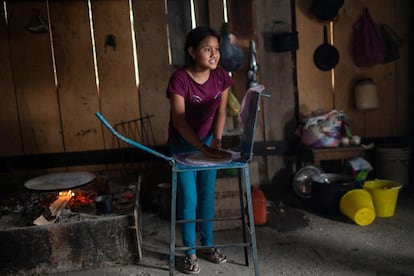 Cristina Moreno, de 18 años e hija de Maurilia, también participa en la preparación de tortillas de maíz, el principal alimento de la familia. Todas viven en una choza de piso de tierra. Los indígenas representan un 10,1% de los 126 millones de mexicanos y casi el 70% vive en pobreza, añaden otros estudios oficiales.