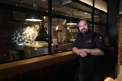 El chef César Martín en su restaurante Lakasa.