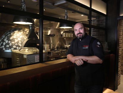 El chef César Martín en su restaurante Lakasa.