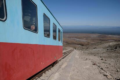 Un hombre mira a través de la ventana del funicular en el que los visitantes viajan hasta la cima del Monte Baekdu. A 2.744, el Monte Baekdu hace frontera entre Corea del Norte y la República Popular China.