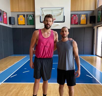 Marc Gasol con el jugador Mike Torres, en junio, en Girona.