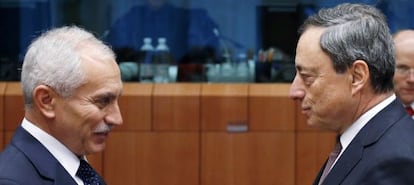 El ministro de Finanzas chipriota, Vasos Siarlí (izquierda), y el presidente del BCE, Mario Draghi.