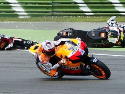 Alvaro Bautista derriba a Jorge Lorenzo durante la primera vuelta del Gran Premio de Holanda.