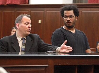 Jos&eacute; Pimentel (derecha), junto a su abogado, durante su comparecencia ante un tribunal de Manhattan, el domingo.