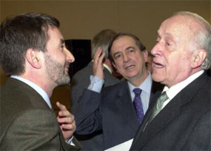 El PNV ha comenzado la campa?a en Bilbao, en un acto conmemorativo del 27? aniversario de su grupo en las Cortes Generales. All han coincidido el presidente del partido, Josu Jon Imaz, a la izquierda, su antecesor, Xavier Arzalluz, y el ex portavoz de los nacionalistas vascos en el Congreso, I?aki Anasagasti.