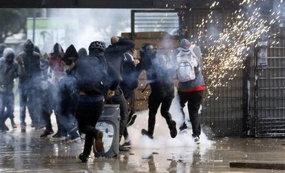 Choques entre manifestantes y agentes antidisturbios, el martes en la Universidad Nacional.