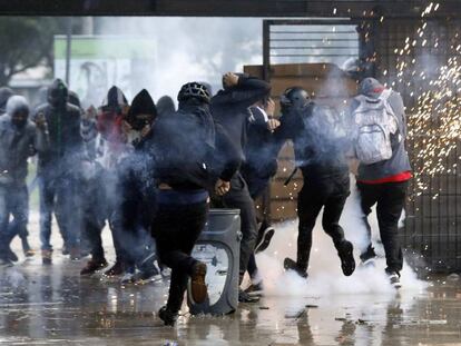Choques entre manifestantes y agentes antidisturbios, el martes en la Universidad Nacional.