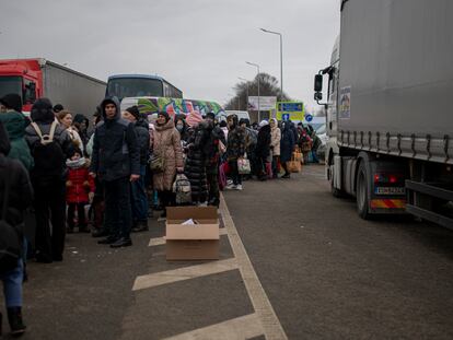 Varias personas y niños, esperan para cruzar a Rumanía, en el paso fronterizo de Porubne, a 5 de marzo de 2022, en el oeste de Ucrania.
