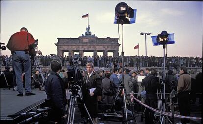 Un reportero de una cadena de televisión estadounidense habla frente a la puerta de Brandeburgo. 