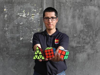 Alex Ollante, campeón de España en el manejo del cubo de Rubik, que domina hasta con sus pies, fotografiado en el barrio de Lavapiés.