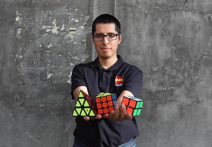 Alex Ollante, campeón de España en el manejo del cubo de Rubik, que domina hasta con sus pies, fotografiado en el barrio de Lavapiés.