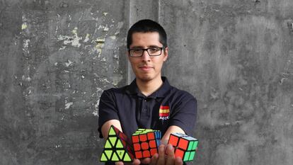 Alex Ollante, campeón de España en el manejo del cubo de Rubik, que domina hasta con sus pies, fotografiado en el barrio de Lavapiés.