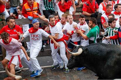 Los toros de la ganaderia salmantina de Puerto de San Lorenzo han protagonizado el primer encierro de estos Sanfermines 2018.