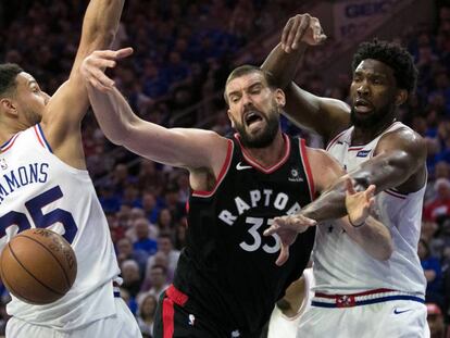 Marc Gasol, enre Simmons y Embiid.