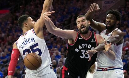 Marc Gasol, enre Simmons y Embiid.