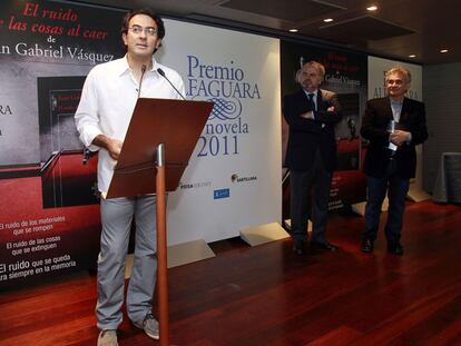 El colombiano Juan Gabriel Vásquez, durante la entrega del Premio Alfaguara y, a la derecha, Ignacio Polanco y Bernardo Atxaga.