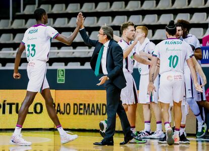 Nzosa recibe la felicitación de Casimiro en su debut ante el Morabanc. acbphoto