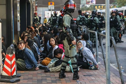 Vários manifestantes são detidos pela polícia perto da Universidade Politécnica de Hong Kong.