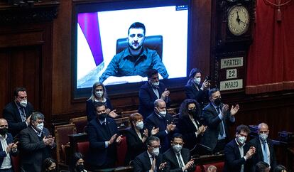 Parlamentarios italianos aplauden la intervención por videoconferencia del presidente de Ucrania, Volodímir Zelenski, este martes. La comparecencia de Zelenski en el Palacio de Montecitorio —una hora antes había llamado al papa Francisco, que también le mostró su apoyo— es un paso más en la gira telemática del mandatario ucranio por los parlamentos internacionales.