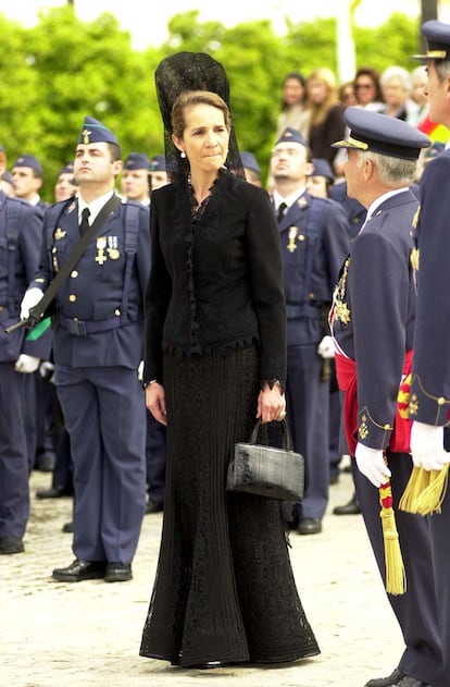 De riguroso negro y con mantilla incluida, Doña Elena asitió a la entrega del estandarte de Caballería de Sevilla.