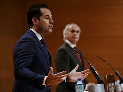 El vicepresidente, consejero de Deportes, Transparencia y portavoz de la Comunidad de Madrid, Ignacio Aguado (en primer término), y el consejero de Sanidad de la Comunidad de Madrid, Enrique Ruiz Escudero, durante la rueda de prensa.