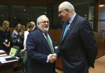 El ministro español de Agricultura, Pesca y Medio Ambiente, Miguel Arias Cañete (izq), estrecha la mano al ministro irlandés de Medio Ambiente, Phil Hogan (dcha), antes del comienzo del Consejo de Agricultura y Pesca de la UE, en Bruselas (Bélgica). EFE/Archivo