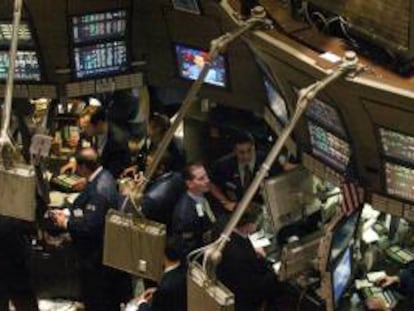 El índice Dow Jones de Industriales descendía el 0,40 % (-52,14 puntos) hasta 12.885,97 unidades minutos después de comenzar las contrataciones. EFE/Archivo