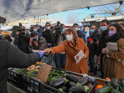 La coordinadora del Bloco de Esquerda, Catarina Martins, hace campaña en un mercado en Matosinhos el pasado sábado.