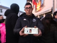 Vecinos de Villamanín esperan en la calle el comienzo de la reunión para alcanzar un acuerdo sobre cómo se pagarán los décimos y papeletas premiadas.