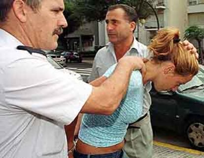 La policía condujo ayer a María Ángeles Vázquez a los juzgados de Cádiz.