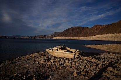 Los bajos niveles del lago Mead han dejado a la vista botes hundidos y hasta cuerpos lanzados a la reserva.