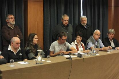 Representantes de plataformas contra el 'puerta a puerta', esta mañana en una rueda de prensa.