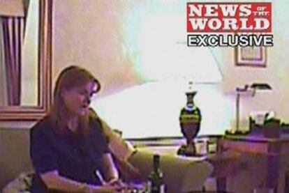 Fotograma del vídeo en el que Sarah Ferguson acepta dinero de un periodista.