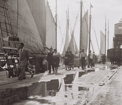 Curiosos al Port de Barcelona.