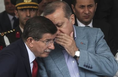 El presidente turco Recep Tayyip Erdogan, a la derecha, habla con el primer ministro Ahmet Davutoglu, este martes en Hakkari.