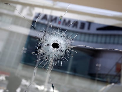 Buracos de bala são vistos ao lado do reflexo do prédio do shopping Terminal 21, o cenário de um tiroteio em massa em Nakhon Ratchasima, Tailândia