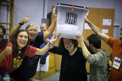 Alegría a las 8 de la tarde en el IES Reina Violant de Barcelona, tras la clausura del colegio electoral en la jornada de del referéndum independentista ilegal del 1-O.