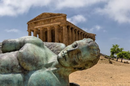 El templo de la Concordia, del siglo V antes de Cristo, y la escultura &Iacute;caro ca&iacute;do, del artista polaco Igor Mitoraj (1944-2014), en el Valle de los Templos, en Agrigento (Sicilia).