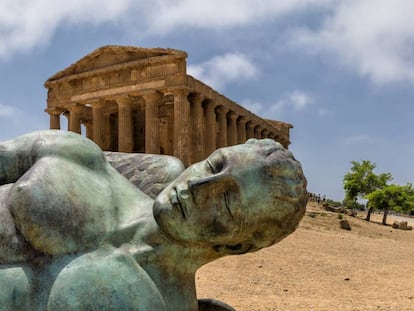 El templo de la Concordia, del siglo V antes de Cristo, y la escultura &Iacute;caro ca&iacute;do, del artista polaco Igor Mitoraj (1944-2014), en el Valle de los Templos, en Agrigento (Sicilia).