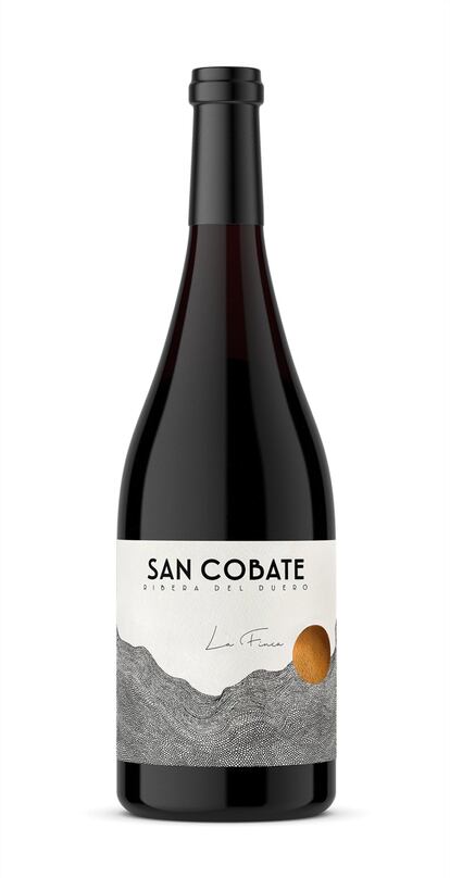 Aromático. La finca de San Cobate se encuentra en la Ribera del Duero, en el triángulo de oro formado por Gumiel de Mercado, La Horra y La Aguilera (Burgos). Con una superficie de 80 hectáreas de viñedo de una edad media de 40 años, la finca, a una altitud cercana a los 900 metros, está rodeada de monte bajo con diferentes plantas aromáticas, encinas y pinos. En este contexto se elabora, con tempranillo de diferentes parcelas, San Cobate 2017. Un vino con terroir, de nariz amplia, con notas frescas: grosella, romero, tomillo... En boca tiene madurez y frescor. Precio: 20 euros.