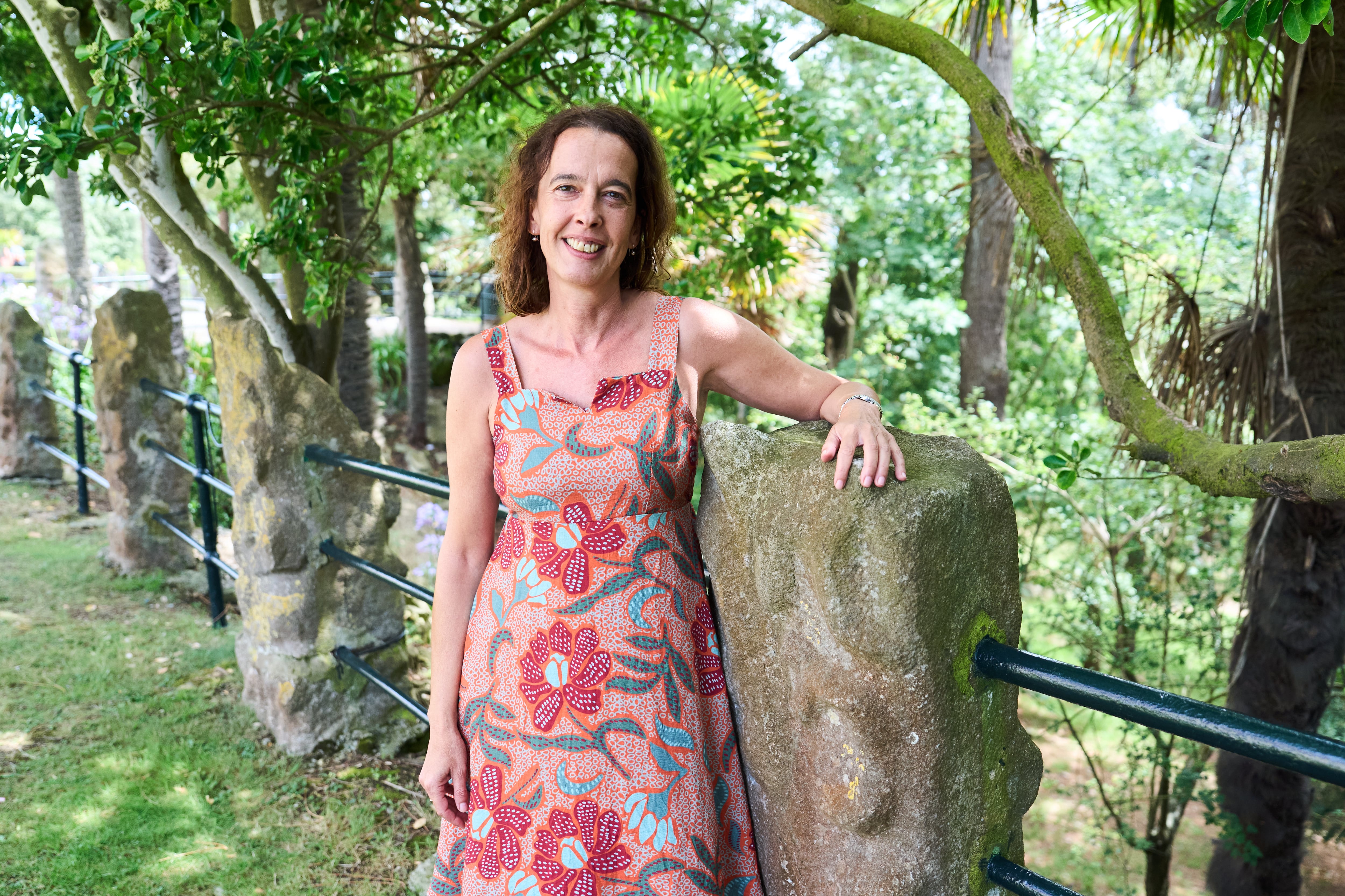 Susana Delgado, experta en microbiota, en los jardines del Palacio de la Magdalena, en Santander. 
