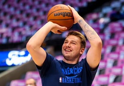 Luka Doncic antes del partido de los Dallas Mavericks contra los LA Clippers.